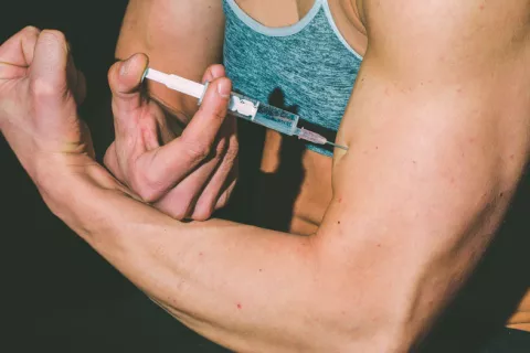 Los esteroides anabólicos para ganar masa muscular dañan el hígado Hombre pinchándose esteroides