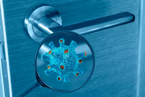 El coronavirus se transmite en las salas de aislamiento Ilustración del coronavirus en el pomo de una puerta