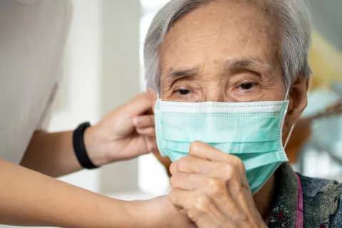 Personas vulnerables también podrán hacerse el test rápido de COVID-19 Persona mayor con síntomas de COVID-19