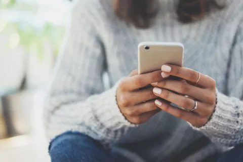 Usan datos de móviles para evaluar la eficacia del confinamiento Mujer con su móvil durante el confinamiento