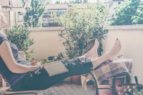 Mujer en la terraza durante la cuarentena