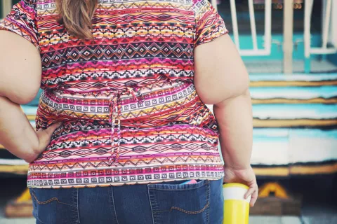 La obesidad aumenta el riesgo de COVID-19 grave en menores de 60 años Mujer con obesidad y mayor riesgo de COVID-19