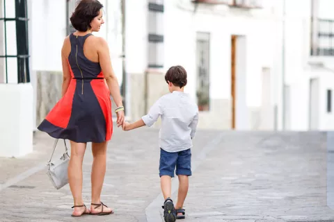 Los menores de 14 años podrán salir, pero solo a comprar con un adulto Los niños podrán salir a la calle a comprar o pasear