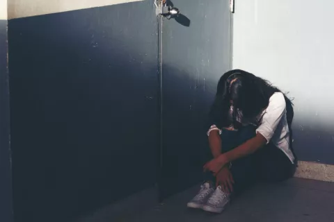 Los niños enfermos crónicos tienen más riesgo de trastornos mentales Chica con problemas depresivos