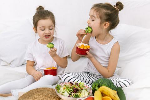 Los hábitos dietéticos saludables de niños les protegen de la obesidad