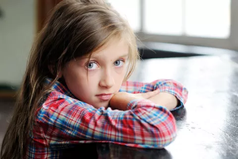Niños con autismo tienen más riesgo de sufrir trastornos alimentarios Niña con autismo y riesgo de trastornos alimentarios