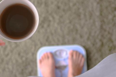 Relación entre la toma de café y la grasa abdominal