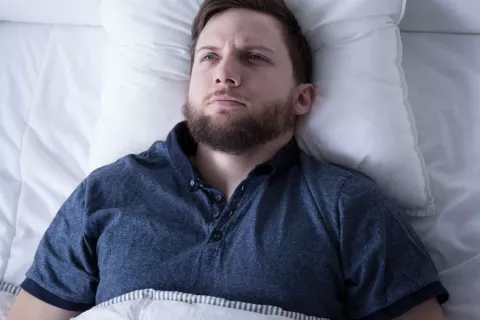 Dormir muy poco puede incrementar los ataques de asma en adultos Hombre con problemas de insomnio