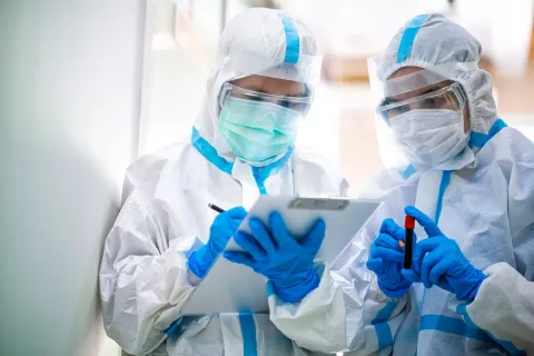 Primer ensayo en humanos de la vacuna contra el COVID-19 Investigadores chinos en ensayo de vacuna COVID-19