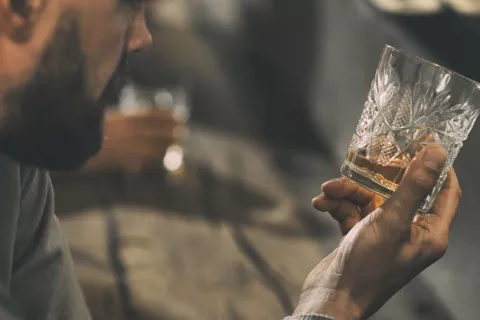 29 variantes genéticas podrían influir en el riesgo de alcoholismo Hombre con problemas de adicción al alochol