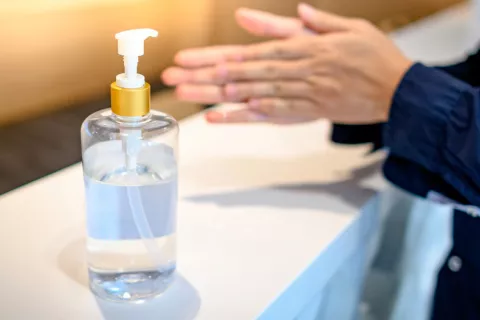 Consejos para usar y conservar los geles desinfectantes Usar los geles desinfectantes correctamente