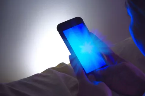 La exposición a luz azul por la noche causa depresión en ratones Exposición a luz azul por la noche