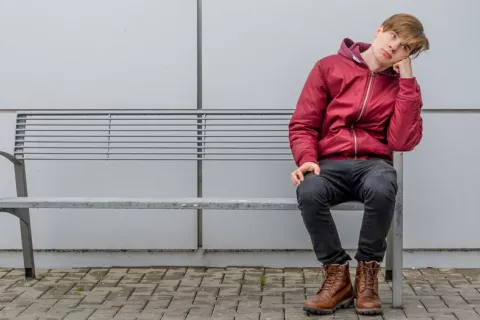 Los jóvenes son más propensos a sentirse solos que los mayores Los jóvenes son más propensos a sentirse más solos que los mayores