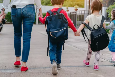 Alumnos volviendo a la escuela en septiembre