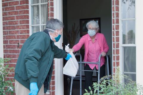 Las tareas de voluntariado beneficia la salud de los adultos mayores