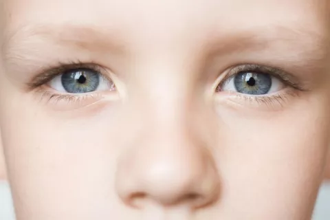 Hallan la conexión entre hipertensión arterial y salud ocular en niños Conexión entre hipertensión arterial y salud ocular en niños