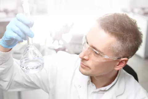 Ensayos en laboratorio de tratamientos para el COVID-19 Científico investigando fármacos para el coronavirus