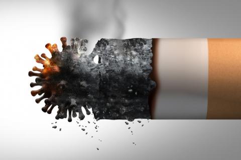 Fumar o vapear aumenta el riesgo de contraer o propagar el COVID-19