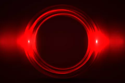 Mirar una luz roja profunda puede frenar la disminución de la vista Mirar una luz roja profunda podría frenar la disminución de la vista