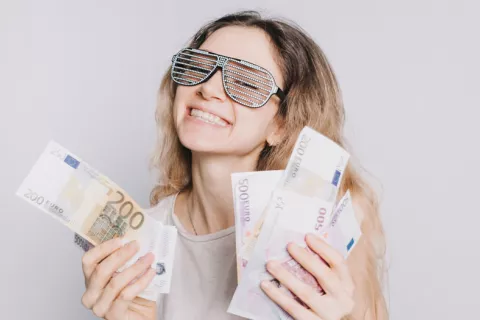 El dinero sí puede comprar la felicidad (según la ciencia) Mujer con dinero