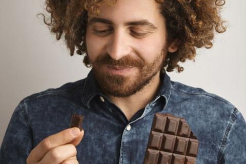 Comer chocolate reduce el riesgo de enfermedad cardiaca