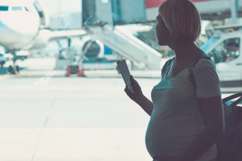 Las emisiones de los aviones aumentan el riesgo de parto prematuro Las emisiones de los aviones podrían aumentar el riesgo de parto prematuro