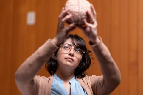 Investigadora Daniela Espinoza observa un cerebro
