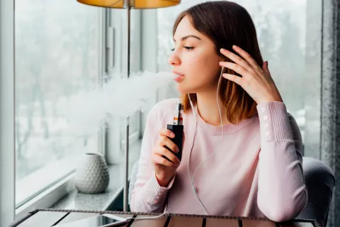 Vapear podría aumentar hasta 7 veces el riesgo de COVID-19 en jóvenes Vapear podría aumentar el riesgo de COVID-19 en jóvenes