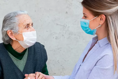 El 66% de los pacientes de párkinson ha empeorado durante la pandemia Paciente de párkinson hablando con su cuidadora