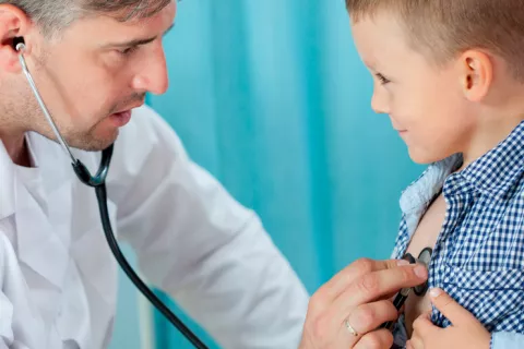 Doctor auscultando a un niño