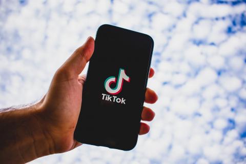 Adolescente usando la app Tik Tok