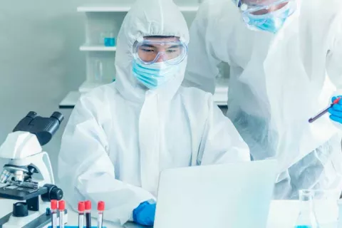 Hallan un anticuerpo que neutraliza al coronavirus por completo Científicos trabajando en un laboratorio