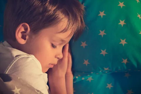 Los niños que duermen bien y madrugan tienen mejor rendimiento escolar Los niños que duermen bien tienen mejor rendimiento escolar