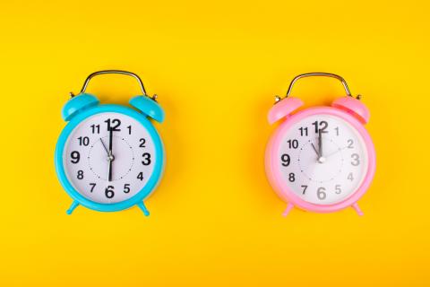  Dos relojes con alarma que muestran diferentes horas