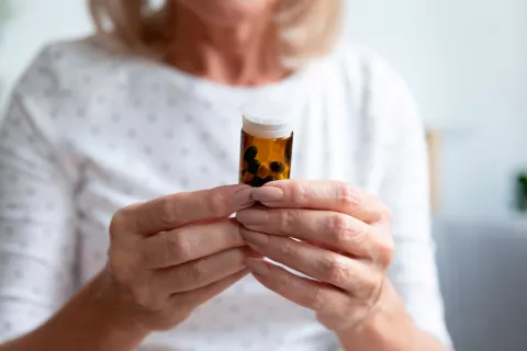 Un fármaco experimental para el alzhéimer podría mejorar la cognición Fármaco experimental para el alzhéimer