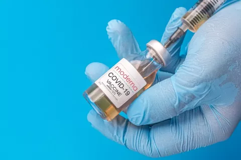 La FDA confirma la seguridad y eficacia de la vacuna de Moderna Vacuna de FDA es segura para la FDA
