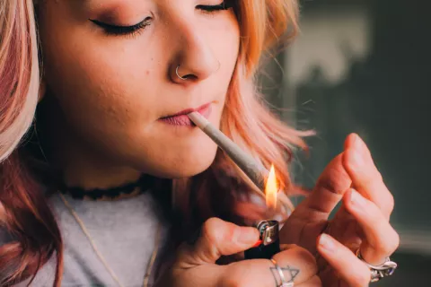 Fumar cannabis altera la visión y aumenta el riesgo de accidente vial Chica fumando cannabis