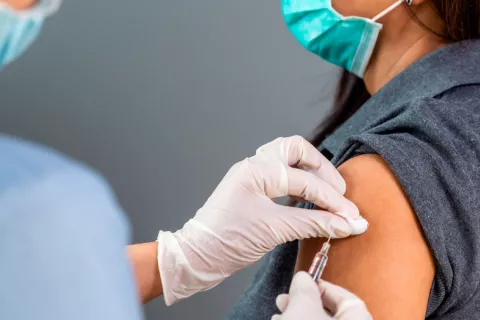 Estos son los sanitarios que recibirán primero la vacuna en España Sanitarios que serán vacunados primero