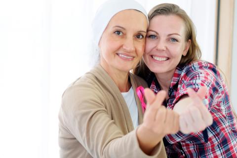Hija abrazando a su madre enferma de leucemia mieloide
