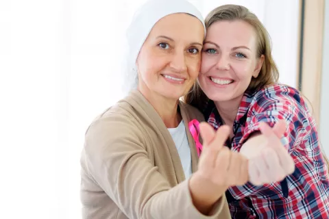 Hija abrazando a su madre enferma de leucemia mieloide