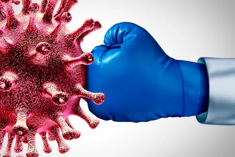 La inmunidad al coronavirus duraría hasta 8 meses tras pasar COVID-19 Puño con guante de boxeo golpeando al coronavirus