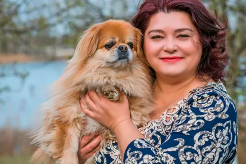 Mujer con su perro en brazos