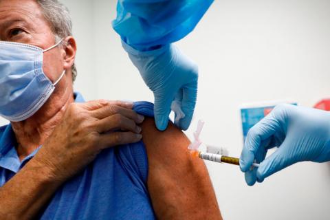 Persona recibiendo la vacuna contra el covid-19