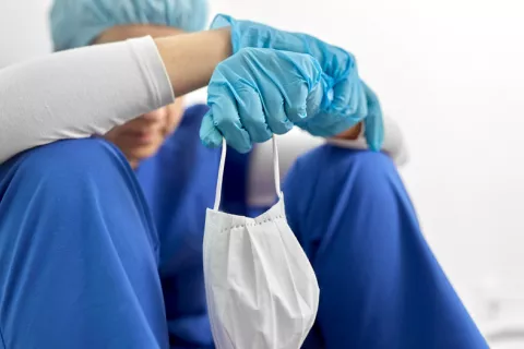 La primera ola del COVID-19 causó trastornos mentales al 50% de sanitarios COVID: trastorno mental en 50% sanitarios