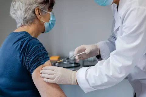 6 millones de mayores de 70 años serán vacunados del COVID desde marzo 6 millones de mayores se vacunarán