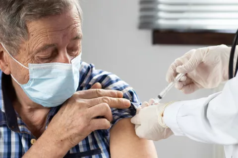 Solo el 0,15% de vacunados COVID-19 en España tuvo reacciones adversas 0,15% vacunados sufrió efectos adversos