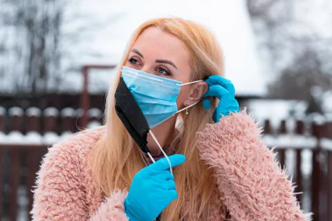 CDC: usar doble mascarilla podría reducir hasta un 96% los contagios CDC: usar doble mascarilla protege mejor