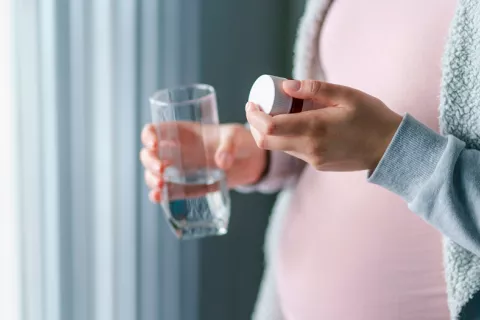 Tomar antibióticos en el embarazo aumenta el riesgo de asma infantil Antibióticos en embarazo y asma infantil