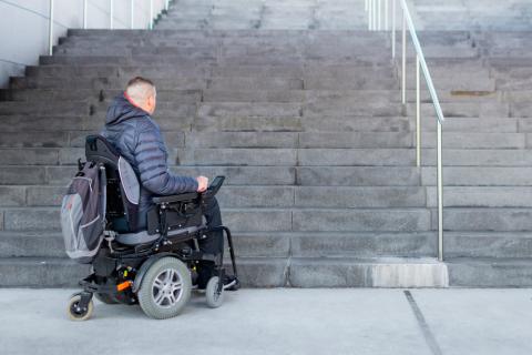 Persona con atrofia muscular en silla de ruedas