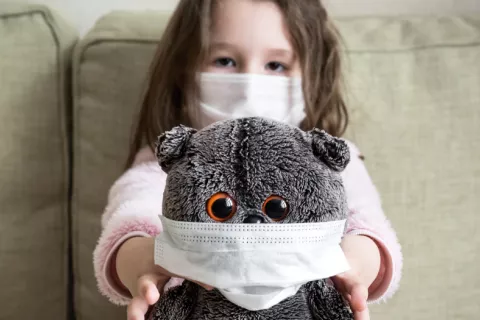 La mayoría de los niños que contraen COVID-19 tienen síntomas leves COVID-19 en niños: leve en la mayoría